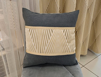 Подушка декоративная с отделкой тесьмой